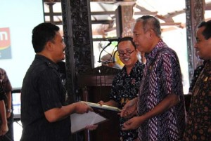 Bupati Purbalingga menyerahkan hadiah dan penghargaan bagi kades kalur dan camat dalam pelunasan tepat waktu PBB Tahun 2013 Kabupaten Purbalingga (4)