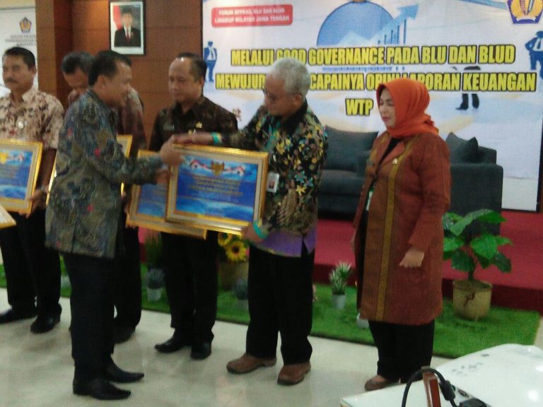 Penghargaan Capaian Standar Tertinggi Diterima Purbalingga